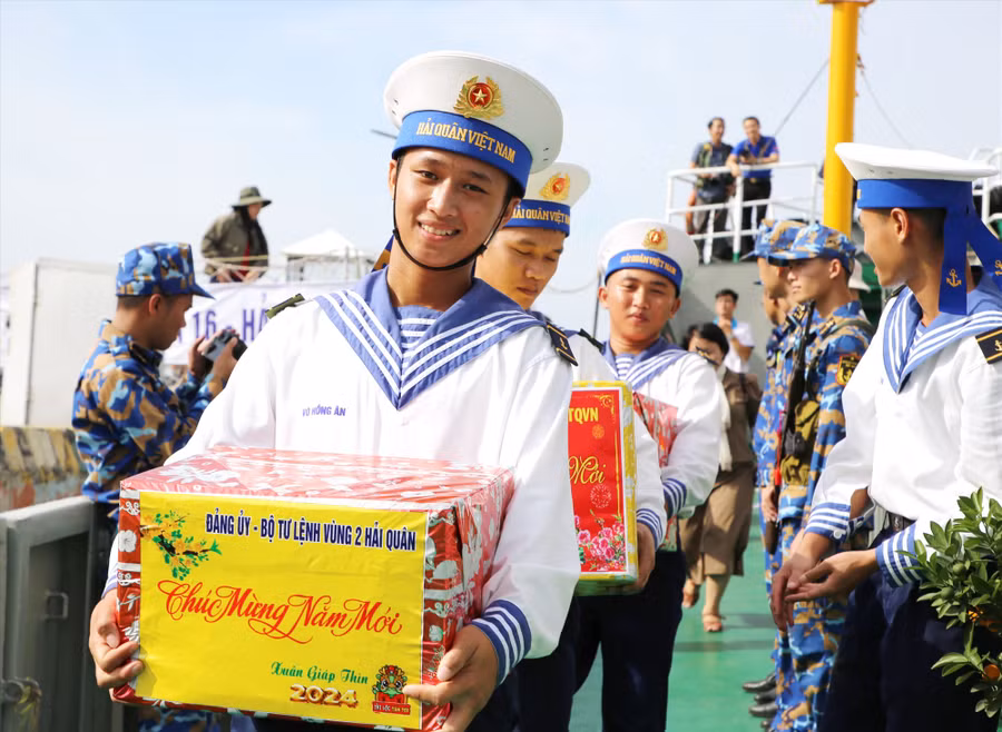 Các chiến sĩ bốc xếp hàng tết chuẩn bị gửi tàu lên nhà giàn.