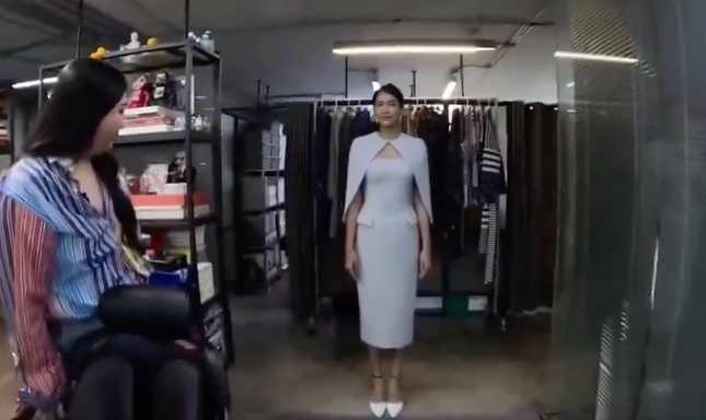 Người mẫu mặc chiếc váy tương tự Lisa nhưng size S. Ảnh cắt màn hình Người mẫu mặc chiếc váy tương tự Lisa nhưng size S. Ảnh cắt màn hình