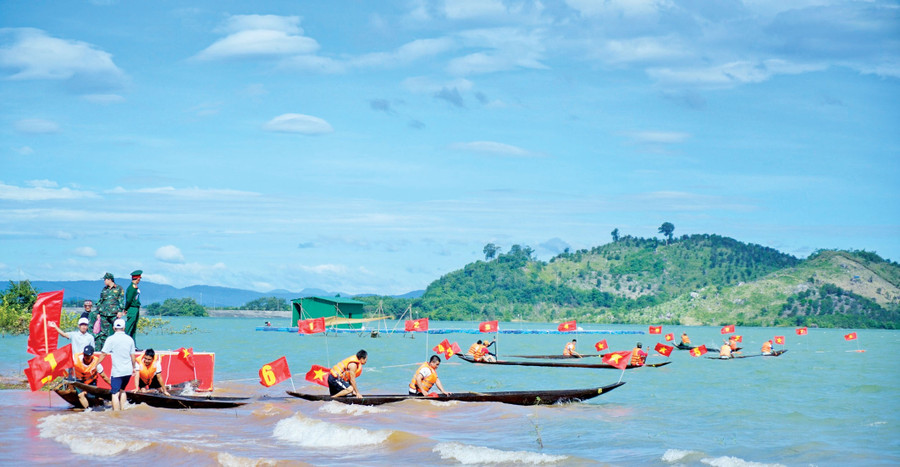 Hội đua thuyền độc mộc trên sông Pô Cô tranh cúp A Sanh năm 2023. Ảnh: L.N