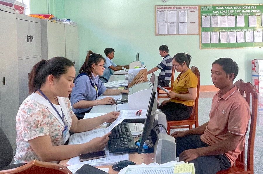 Năm 2023, huyện Kông Chro luôn đẩy mạnh công tác cải cách hành chính gắn với chuyển đổi số. Ảnh: H.T Năm 2023, huyện Kông Chro luôn đẩy mạnh công tác cải cách hành chính gắn với chuyển đổi số. Ảnh: H.T