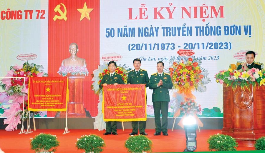 Giám đốc Công ty 74 trao thưởng cho các công nhân hoàn thành xuất sắc nhiệm vụ. Ảnh: V.H Giám đốc Công ty 74 trao thưởng cho các công nhân hoàn thành xuất sắc nhiệm vụ. Ảnh: V.H