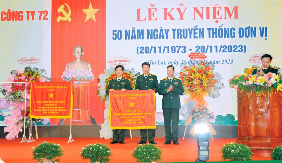 Giám đốc Công ty 74 trao thưởng cho các công nhân hoàn thành xuất sắc nhiệm vụ. Ảnh: V.H