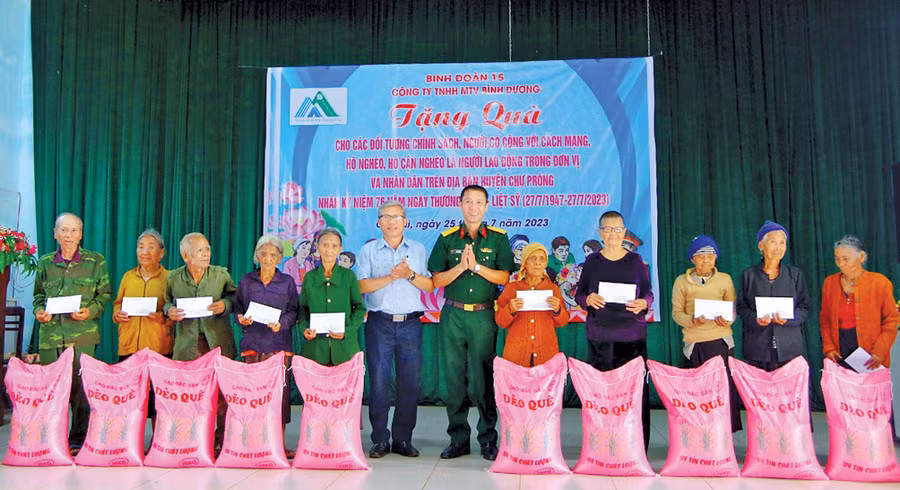 Công ty Bình Dương tặng quà cho người dân. Ảnh: V.H