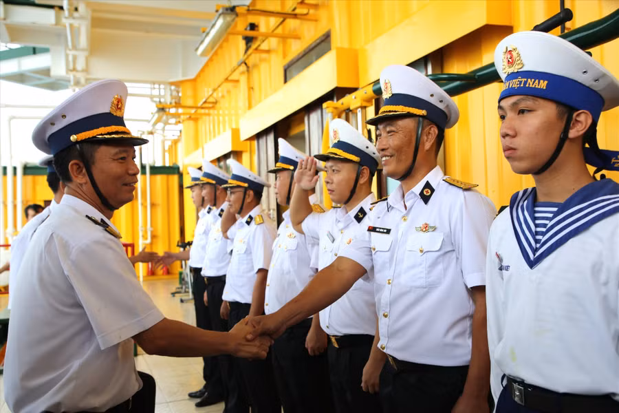 Đoàn công tác thăm, chúc Tết cán bộ chiến sĩ Nhà giàn DK1. Ảnh: ALĂNG NGƯỚC