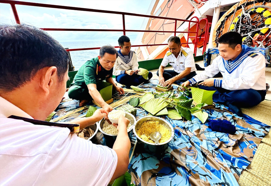 Hoạt động gói bánh chưng, bánh tét, không khí Tết trở nên rạo rực với chiến sĩ nhà giàn DK1. Ảnh: ALĂNG NGƯỚC Hoạt động gói bánh chưng, bánh tét, không khí Tết trở nên rạo rực với chiến sĩ nhà giàn DK1. Ảnh: ALĂNG NGƯỚC