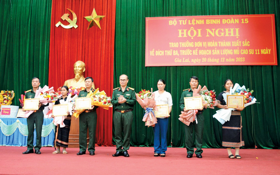 Giám đốc Công ty 74 trao thưởng cho các công nhân hoàn thành xuất sắc nhiệm vụ. Ảnh: V.H Giám đốc Công ty 74 trao thưởng cho các công nhân hoàn thành xuất sắc nhiệm vụ. Ảnh: V.H