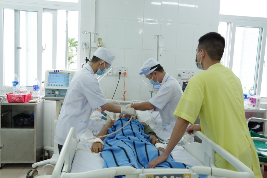 Điều trị tích cực cho bệnh nhân nặng do tai nạn giao thông. Ảnh: T.D Điều trị tích cực cho bệnh nhân nặng do tai nạn giao thông. Ảnh: T.D