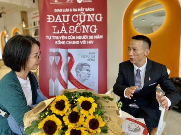 Anh Đồng Đức Thành tại buổi ra mắt cuốn sách “Đau cũng là sống”. Anh Đồng Đức Thành tại buổi ra mắt cuốn sách “Đau cũng là sống”.