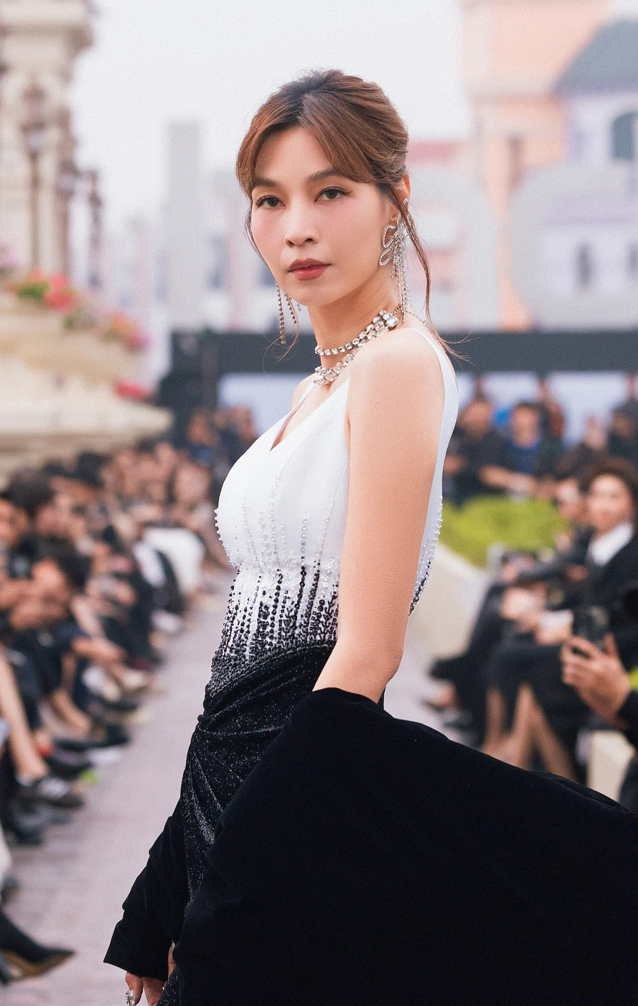 Thúy Hương trong vai quý cô kiêu kỳ, sexy với đầm xẻ ngực, xẻ đùi sâu, vấn tóc cao, khoe chiếc cổ dài thon thả và quý phái. Đây là lần hiếm hoi Thúy Hương tái xuất trên sàn runway sau rất nhiều năm