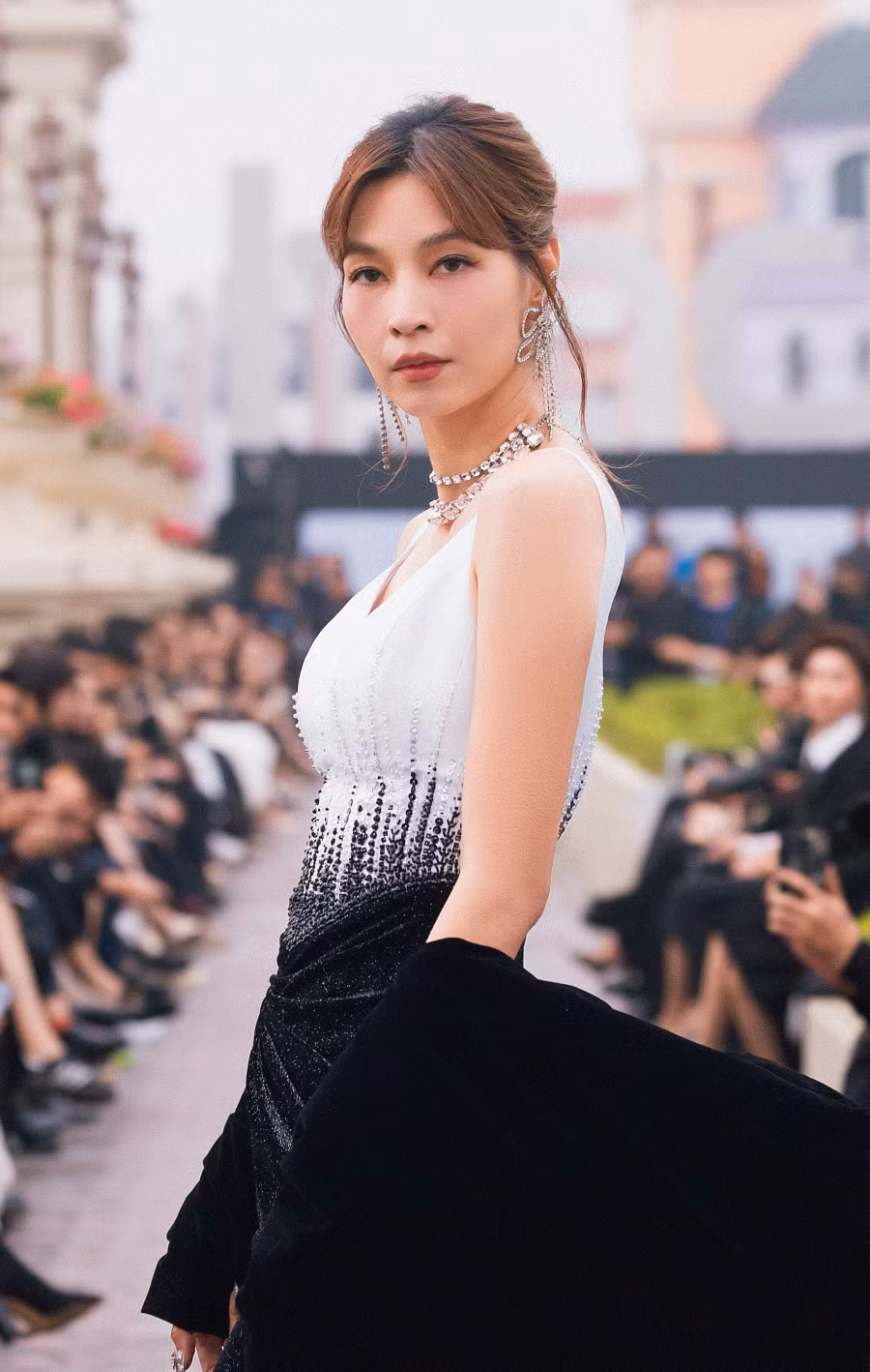 Thúy Hương trong vai quý cô kiêu kỳ, sexy với đầm xẻ ngực, xẻ đùi sâu, vấn tóc cao, khoe chiếc cổ dài thon thả và quý phái. Đây là lần hiếm hoi Thúy Hương tái xuất trên sàn runway sau rất nhiều năm