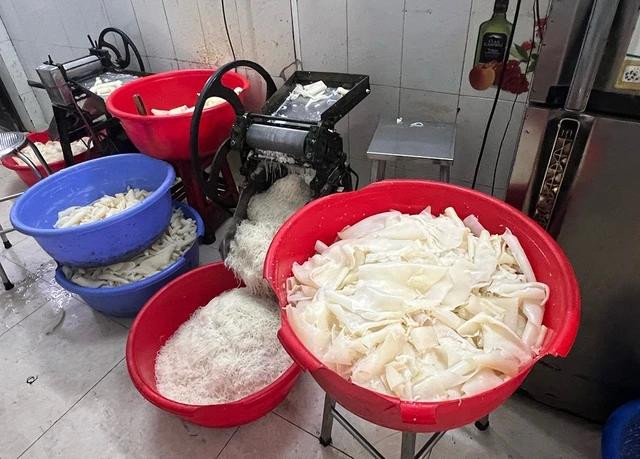 Bì heo bán thành phẩm và thành phẩm tại cơ sở chế biến da bì heo vi phạm an toàn vệ sinh thực phẩm