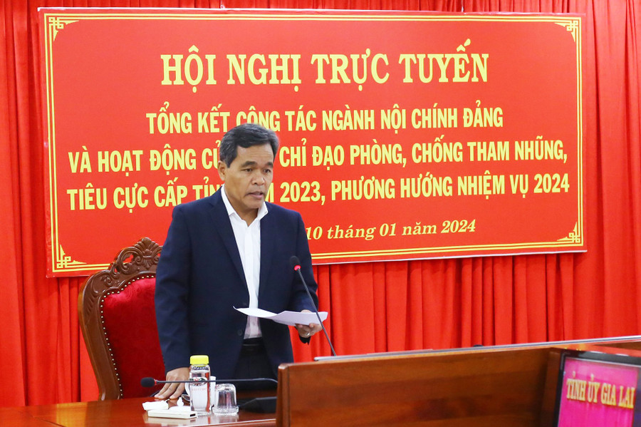 Bí thư Tỉnh ủy Hồ Văn Niên phát biểu tham luận tại hội nghị. Ảnh: V.H