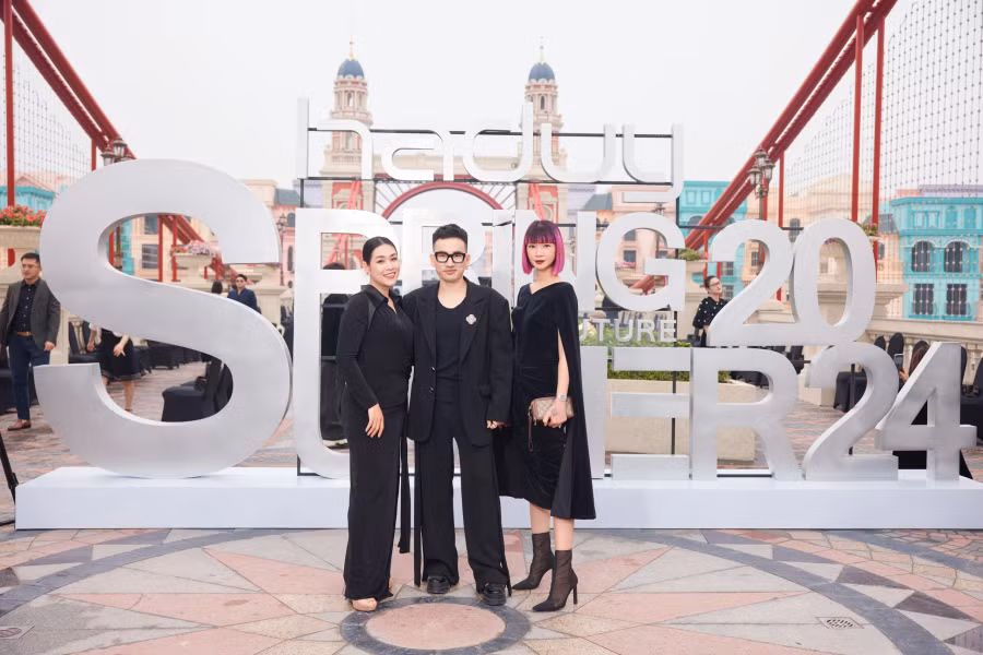 Diễn viên Hà Hương (trái) hội ngộ nhà thiết kế Hà Duy cùng siêu mẫu Hạ Vy