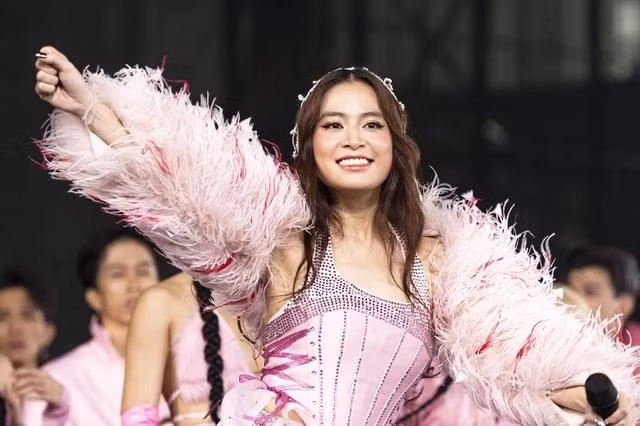 Hoàng Thùy Linh khiến fan hào hứng khi tiết lộ về việc phát hành phim cho Vietnamese Concert Hoàng Thùy Linh khiến fan hào hứng khi tiết lộ về việc phát hành phim cho Vietnamese Concert