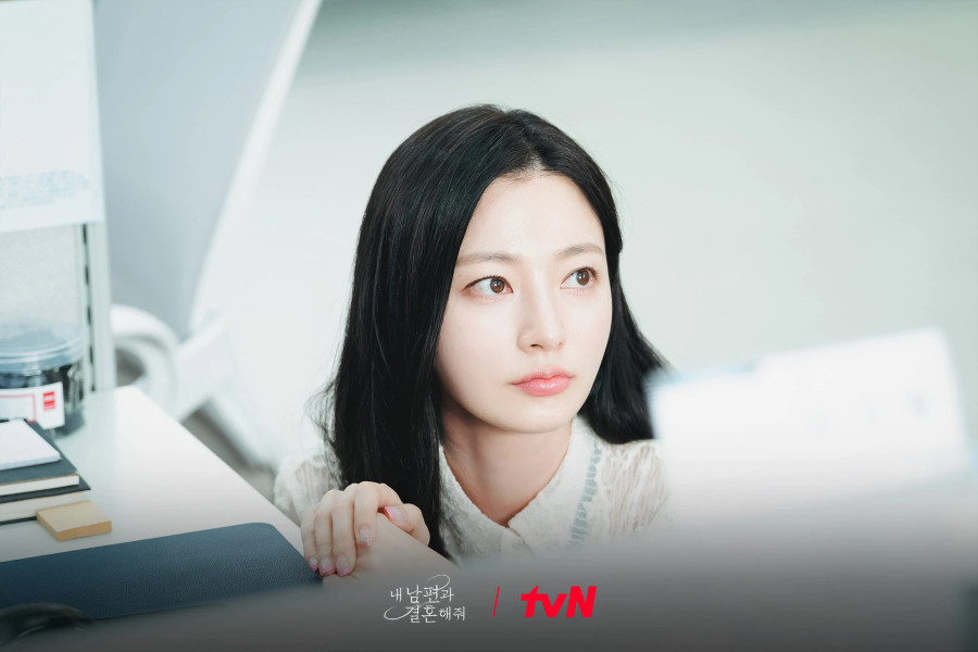 Độ hot của Cô đi mà lấy chồng tôi (Marry My Husband) giúp dàn sao Hàn trong phim nhận được nhiều sự quan tâm. Ngoài cặp đôi trai tài gái sắc Na In Woo - Park Min Young và "nam thần hài hước" Lee Yi Kyung, thì Song Ha Yoon với vai "trà xanh" Jung Soo Min cũng nổi bật không kém Độ hot của Cô đi mà lấy chồng tôi (Marry My Husband) giúp dàn sao Hàn trong phim nhận được nhiều sự quan tâm. Ngoài cặp đôi trai tài gái sắc Na In Woo - Park Min Young và "nam thần hài hước" Lee Yi Kyung, thì Song Ha Yoon với vai "trà xanh" Jung Soo Min cũng nổi bật không kém