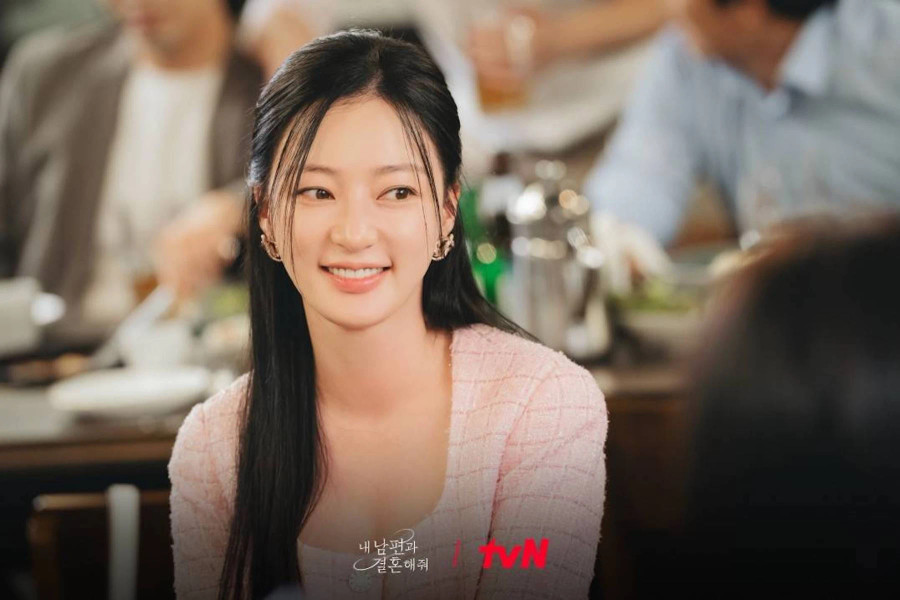Tính cách nham hiểm, bất chấp thủ đoạn của Jung Soo Min khiến nhiều khán giả căm ghét. Tuy nhiên, việc người xem càng ác cảm với Jung Soo Min qua mỗi tập phim càng chứng minh rằng Song Ha Yoon thể hiện thành công nhân vật này Tính cách nham hiểm, bất chấp thủ đoạn của Jung Soo Min khiến nhiều khán giả căm ghét. Tuy nhiên, việc người xem càng ác cảm với Jung Soo Min qua mỗi tập phim càng chứng minh rằng Song Ha Yoon thể hiện thành công nhân vật này