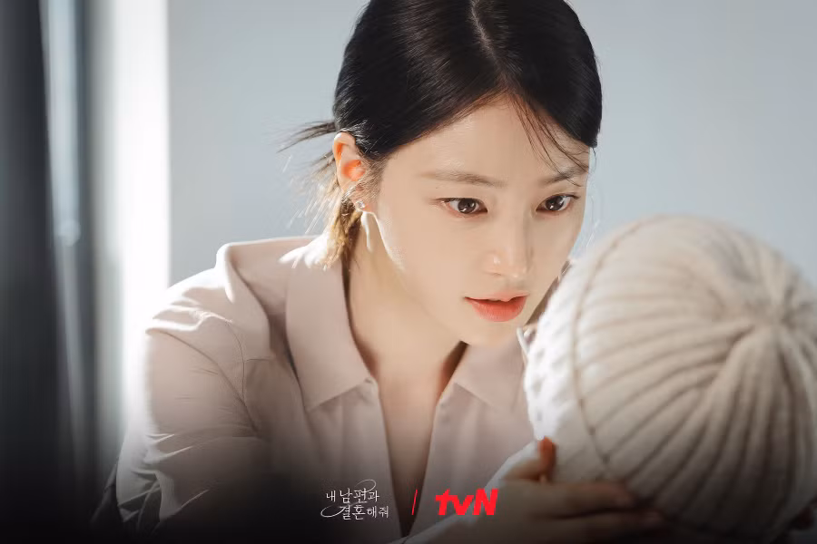 Jung Soo Min được xây dựng là cô gái có vẻ ngoài yếu đuối tưởng chừng như vô hại, nhưng bên trong có tâm địa ác độc. Đây là dạng vai phản diện quen thuộc trên màn ảnh nhỏ xứ kim chi. Trong phim, ả là bạn thân duy nhất, nhưng cũng là kẻ gián tiếp hại chết nữ chính Kang Ji Won (Park Min Young)