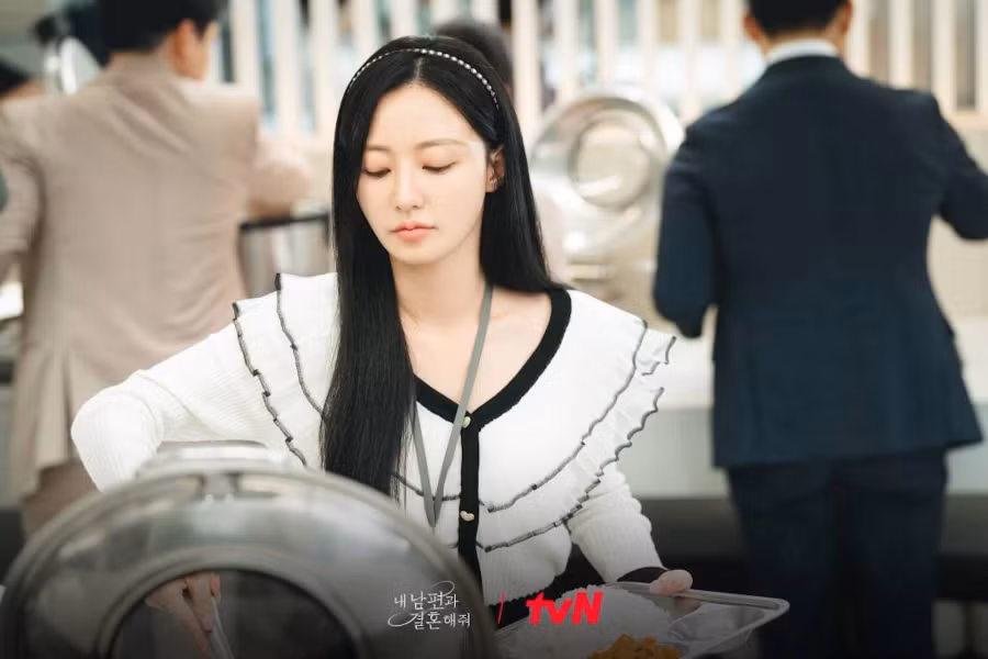 Kết quả, Jung Soo Min thường xuất hiện cùng kiểu trang điểm trong trẻo, trang phục sắc màu ngọt ngào, thiết kế dịu dàng nữ tính kết hợp với phụ kiện đáng yêu