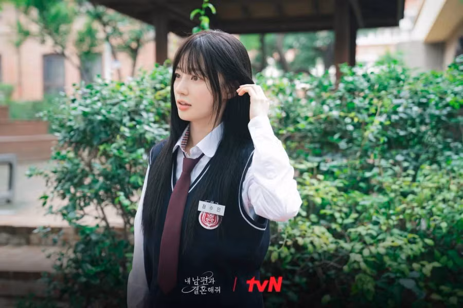 Đặc biệt, trong một số phân đoạn thời quá khứ phim Cô đi mà lấy chồng tôi, người đẹp còn hóa thân thành một học sinh trung học