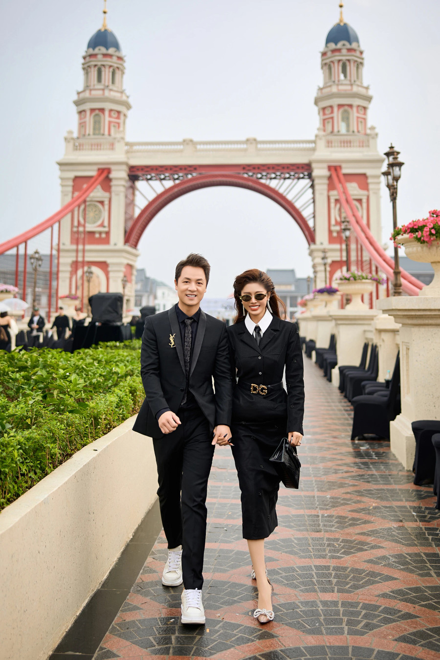 Vợ chồng Đăng Khôi - Thủy Anh tình tứ cùng đến xem show diễn thời trang Spring Summer 2024 của nhà thiết kế Hà Duy