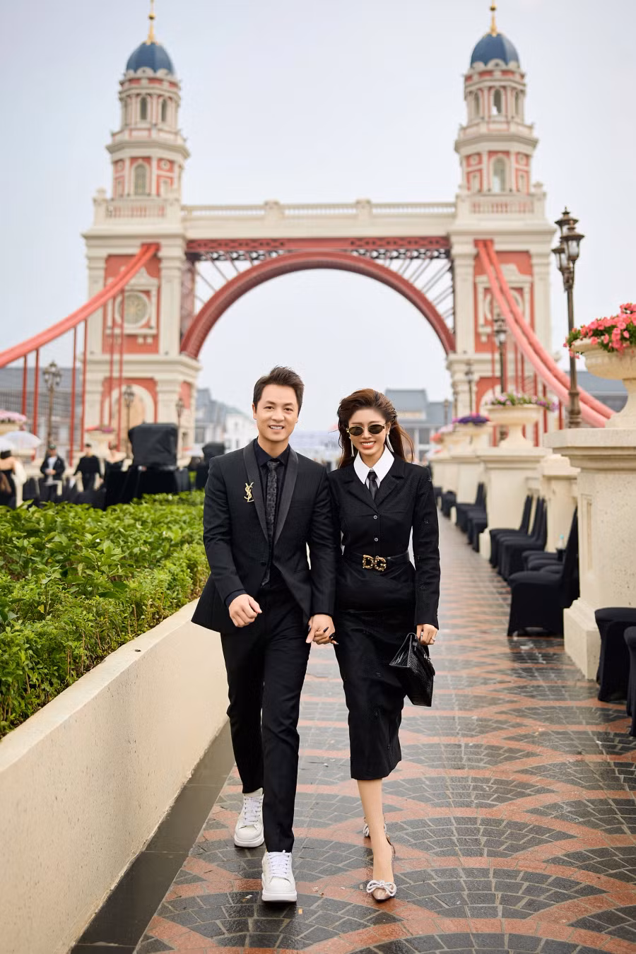 Vợ chồng Đăng Khôi - Thủy Anh tình tứ cùng đến xem show diễn thời trang Spring Summer 2024 của nhà thiết kế Hà Duy