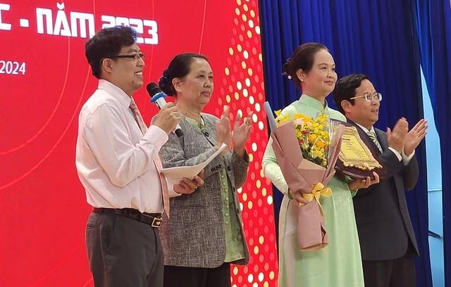 BTC giải Mai Vàng và bà Dương Cẩm Thúy - Phó chủ tịch Liên hiệp các Hội VHNT TP.HCM trao giải thưởng 20 triệu đồng và hoa cho tuyển tập kịch bản Cô đào hát của nhà văn Nguyễn Thị Minh Ngọc. Vì ở xa, nhà văn Nguyễn Thị Minh Ngọc đã ủy nhiệm cho nhà văn Bích Ngân - Chủ tịch Hội Nhà văn TP.HCM (thứ hai từ phải sang) nhận thay