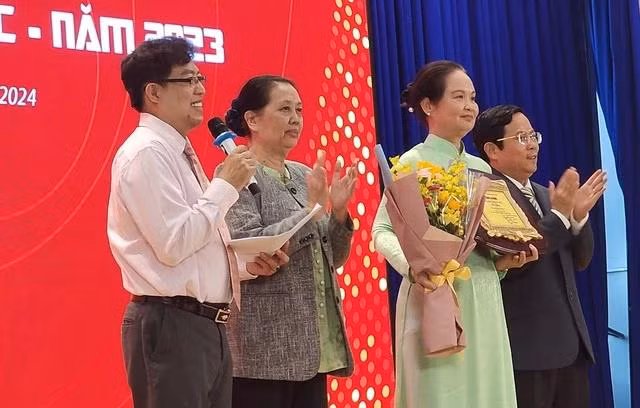 BTC giải Mai Vàng và bà Dương Cẩm Thúy - Phó chủ tịch Liên hiệp các Hội VHNT TP.HCM trao giải thưởng 20 triệu đồng và hoa cho tuyển tập kịch bản Cô đào hát của nhà văn Nguyễn Thị Minh Ngọc. Vì ở xa, nhà văn Nguyễn Thị Minh Ngọc đã ủy nhiệm cho nhà văn Bích Ngân - Chủ tịch Hội Nhà văn TP.HCM (thứ hai từ phải sang) nhận thay