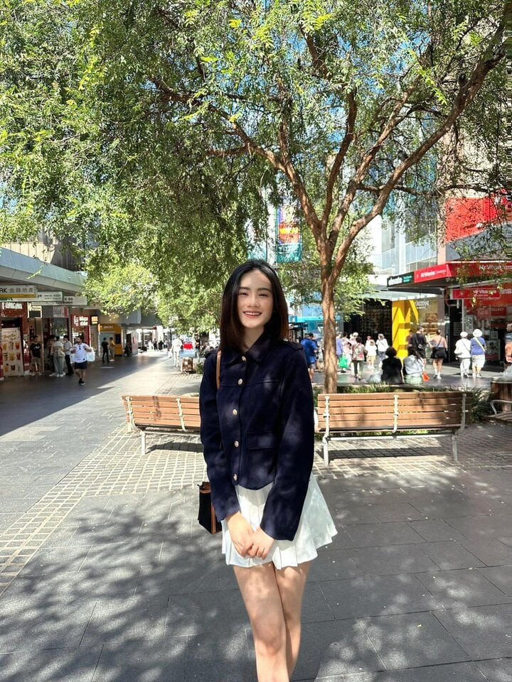 Sau hơn 2 tháng sang Australia du học, Ý Nhi dần nhận được sự cảm thông từ khán giả. Sau hơn 2 tháng sang Australia du học, Ý Nhi dần nhận được sự cảm thông từ khán giả.