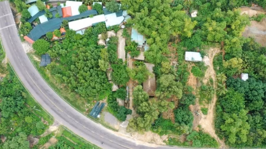 Hàng quán, khu nhà kiên cố mọc lên trái phép nghiễm nhiên tồn tại dọc quốc lộ 1D, thuộc khu vực 2, phường Ghềnh Ráng Hàng quán, khu nhà kiên cố mọc lên trái phép nghiễm nhiên tồn tại dọc quốc lộ 1D, thuộc khu vực 2, phường Ghềnh Ráng