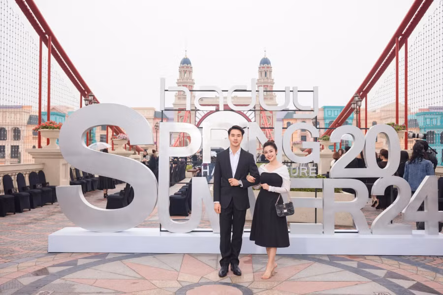 Vợ chồng MC Thùy Linh - diễn viên Đức Hiếu chọn trang phục tông màu trắng đen đồng điệu tham dự show thời trang