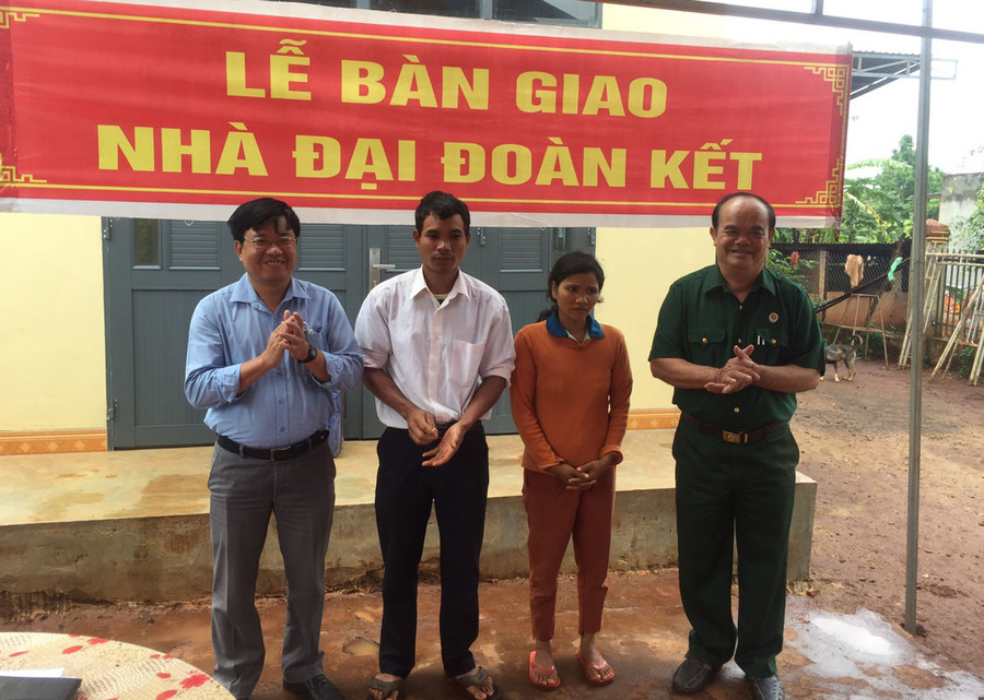 Ban Thường trực Ủy ban MTTQ Việt Nam huyện Đak Đoa phối hợp với các đơn vị liên quan trao nhà đại đoàn kết cho hộ nghèo tại xã Ia Pết. Ảnh: T.N