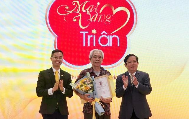 BTC chương trình Mai Vàng tri ân trao tặng quà tri ân đến họa sĩ Ca Lê Thắng