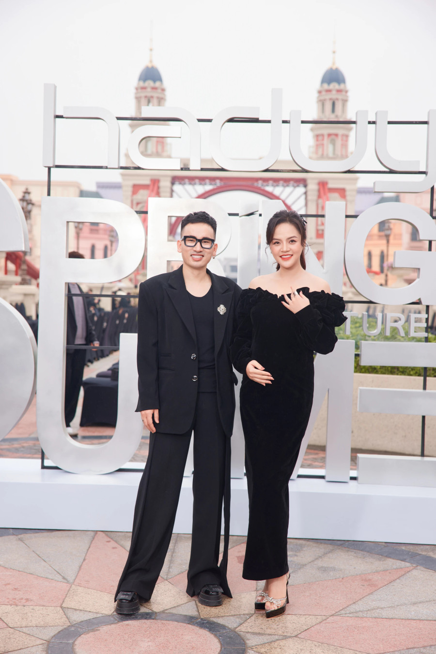 Diễn viên Thu Quỳnh &quot;bế bầu&quot; tham dự show thời trang của nhà thiết kế Hà Duy. Dù tăng cân nhưng nữ diễn viên được khen ngợi nhan sắc ngày càng mặn mà hơn