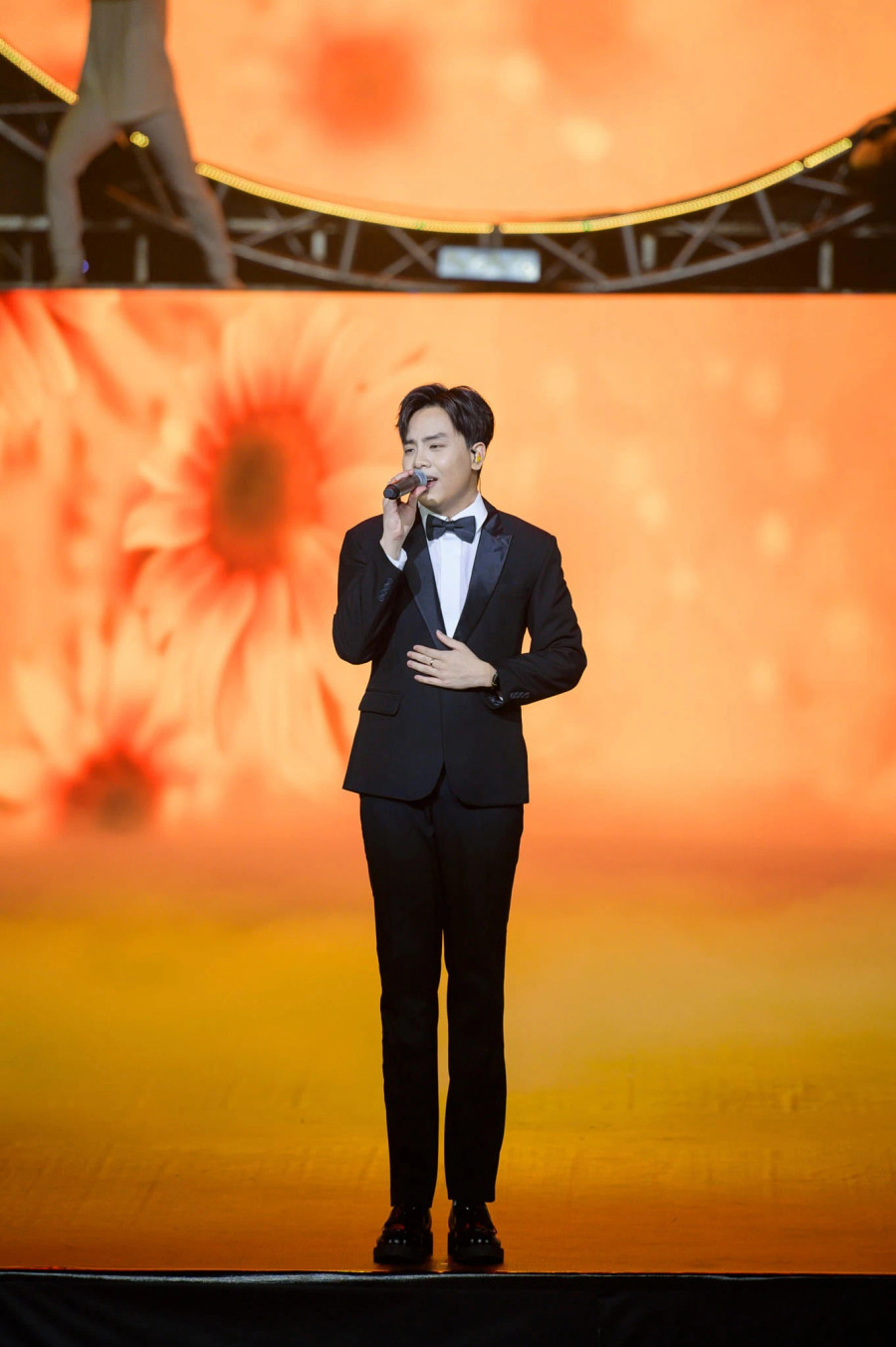 Ngoài khả năng sáng tác, Hứa Kim Tuyền cũng sở hữu giọng hát tốt. Song song đó, anh cũng được khán giả yêu thích mỗi khi xuất hiện tại các chương trình truyền hình