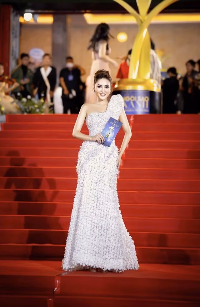 Di Khả Hân diện váy đính kết cầu kỳ, khoe vóc dáng thon thả