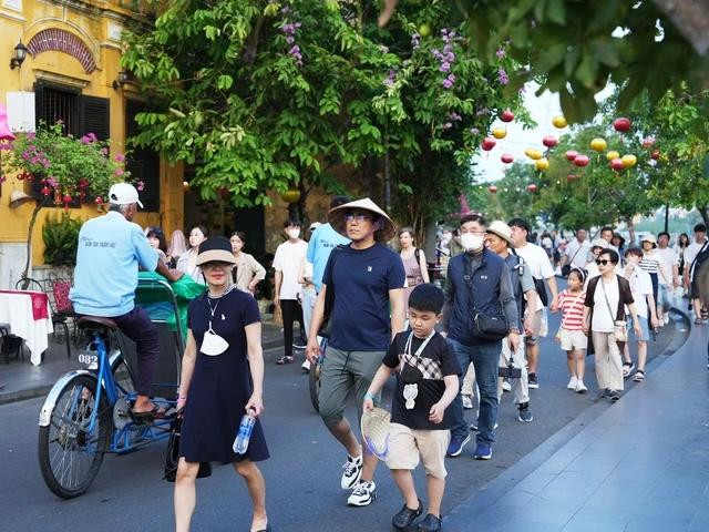 Du khách nước ngoài tham quan Hội An