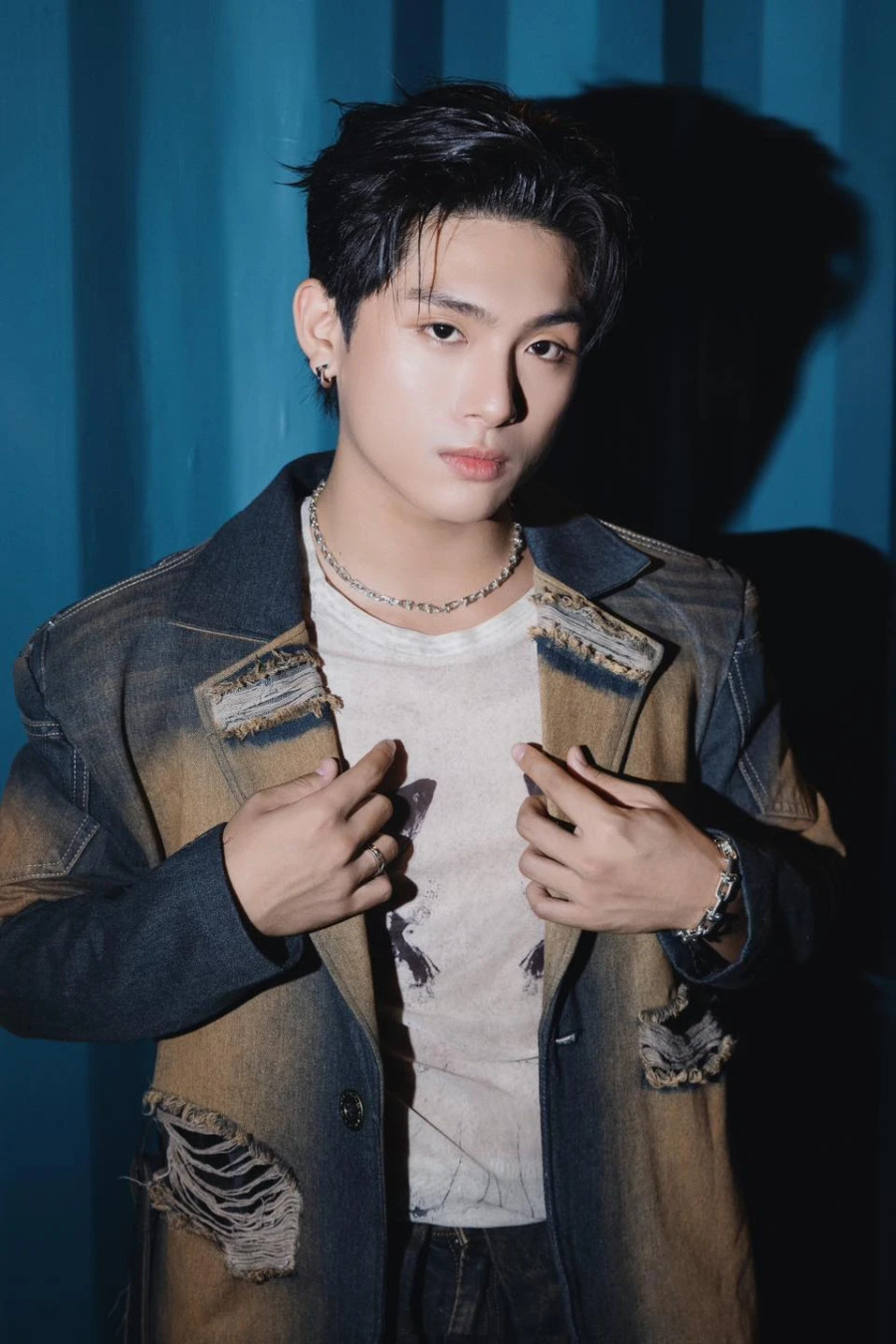 Sau khi rời nhóm Monstar, Grey D là thành viên có sự nghiệp solo nổi bật khi anh ghi dấu với loạt ca khúc Anh sẽ đến cùng cơn mưa, Lời tạm biệt chưa nói, Để tôi ôm em bằng giai điệu này...