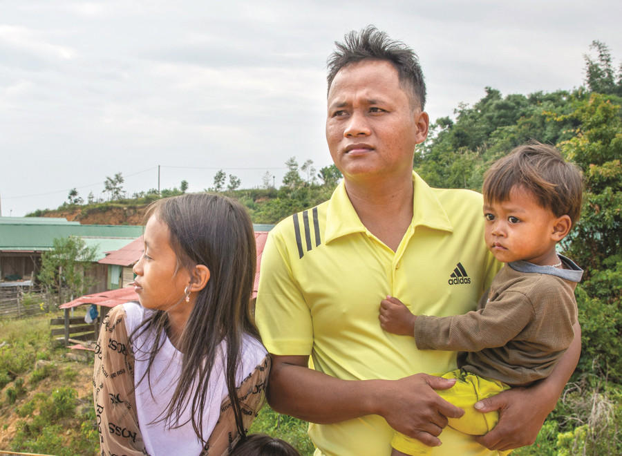 Anh Pơ Loong Non chăm sóc con ở nhà để vợ đi làm xa. Ảnh: VĂN CHƯƠNG Anh Pơ Loong Non chăm sóc con ở nhà để vợ đi làm xa. Ảnh: VĂN CHƯƠNG