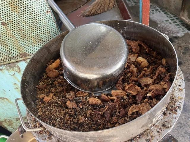 Tóp mỡ dính đầy lông heo tại cơ sở của ông L. Tóp mỡ dính đầy lông heo tại cơ sở của ông L.