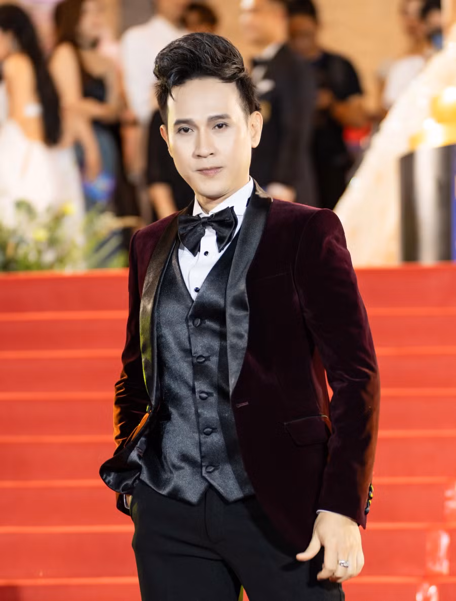 Nguyên Vũ được khen ngợi bởi vẻ ngoài trẻ trung. Việc chứng kiến nhiều đồng nghiệp đổ vỡ khiến anh e dè chuyện hôn nhân