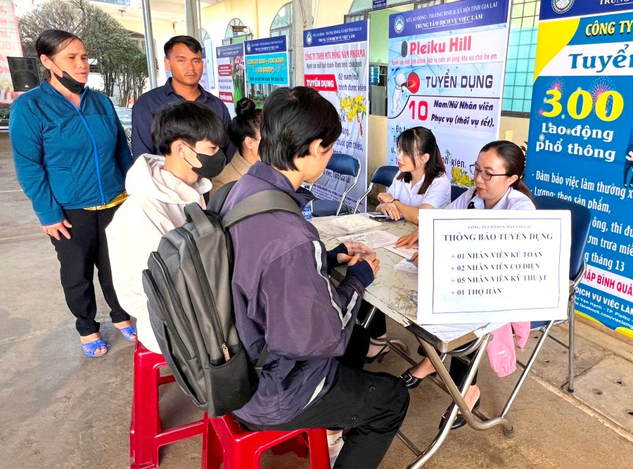 Lao động phỏng vấn tại bộ phận tuyển dụng của Công ty cổ phần May Gia Lai. Ảnh: Đ.Y Lao động phỏng vấn tại bộ phận tuyển dụng của Công ty cổ phần May Gia Lai. Ảnh: Đ.Y