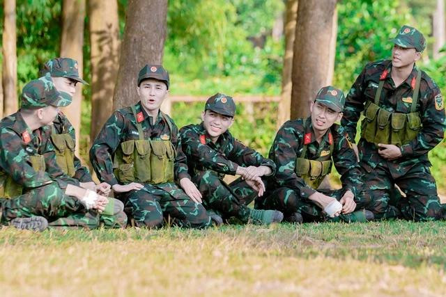 Dàn người chơi bắt đầu hòa nhập với môi trường quân đội