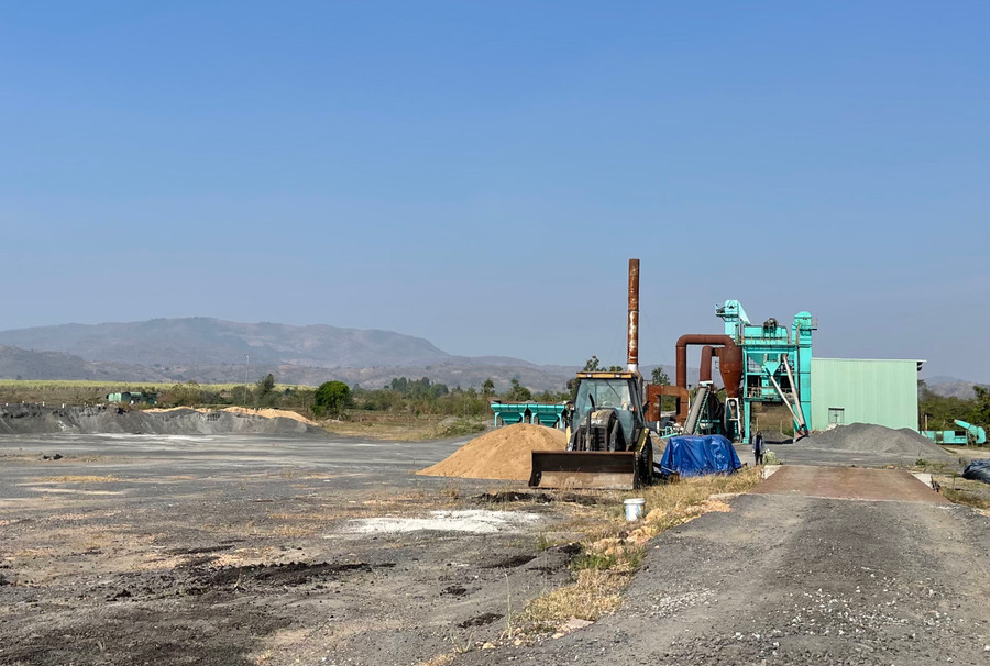 Dự án trạm trộn bê tông nhựa nóng của Công ty cổ phần Quản lý và sửa chữa đường bộ Gia Lai hoạt động tại Cụm Công nghiệp Ia Sao (thị xã Ayun Pa). Ảnh: V.T Dự án trạm trộn bê tông nhựa nóng của Công ty cổ phần Quản lý và sửa chữa đường bộ Gia Lai hoạt động tại Cụm Công nghiệp Ia Sao (thị xã Ayun Pa). Ảnh: V.T