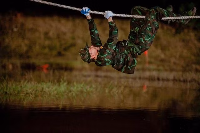 Soobin Hoàng Sơn chật vật trong phần leo dây ngang