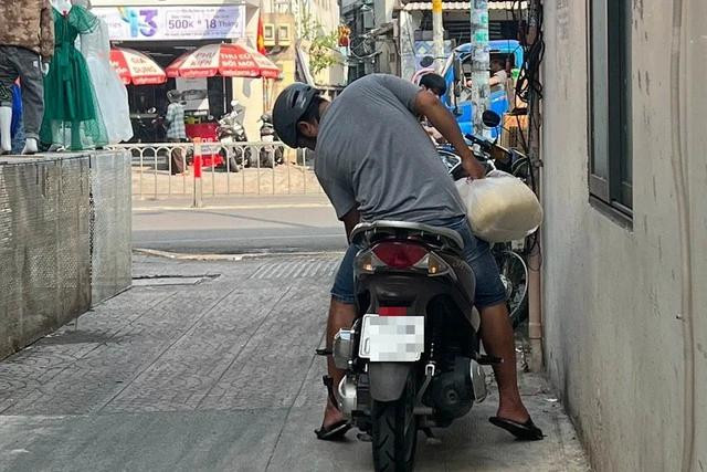 Túi bì không nhãn mác, không rõ nguồn gốc được người đàn ông chở đi giao cho các quán cơm và nhiều chợ tự phát trên địa bàn TP.HCM