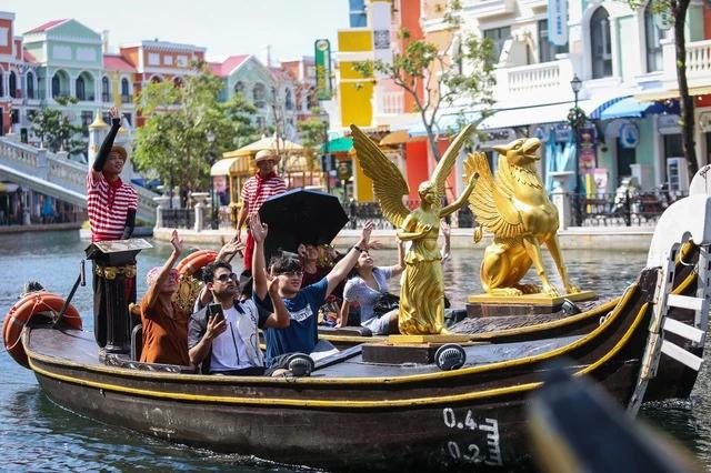 Du khách tham quan Grand World Phú Quốc