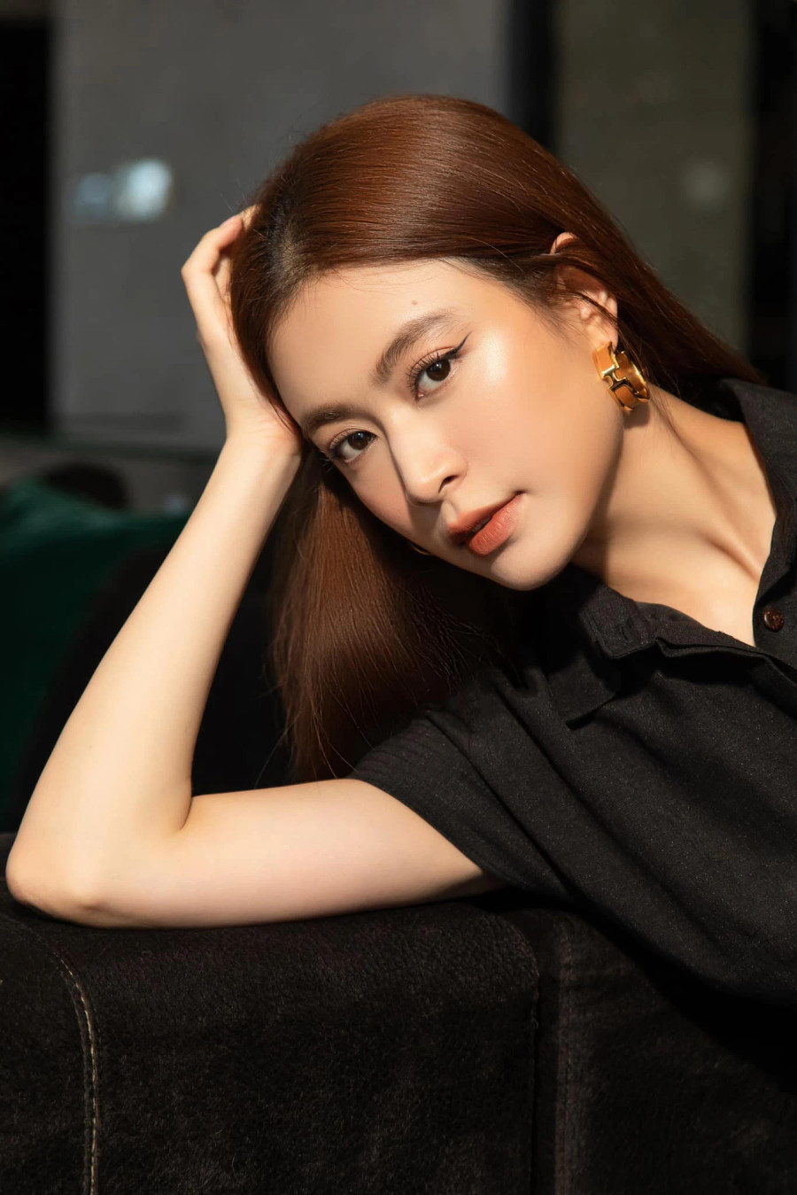 Sau liveshow, Hoàng Thùy Linh tiếp theo phát hành 2 ca khúc là Miền đất hứa và Trái đất ôm mặt trời. Tuy nhiên, hiệu ứng của 2 bài hát này không tốt như những bản hit trước đó của nữ ca sĩ