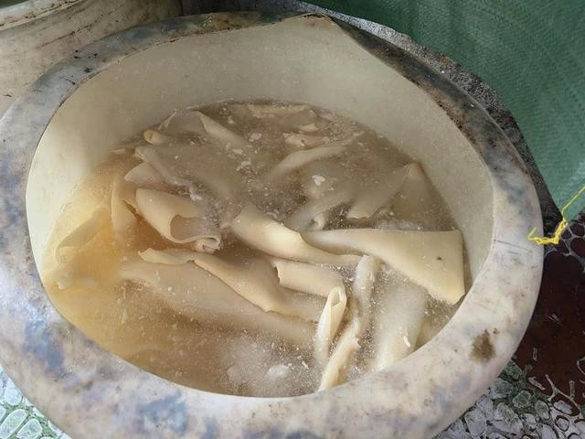 Chủ nhiều cơ sở thừa nhận sử dụng ô xy già để ngâm tẩy trắng làm bì heo