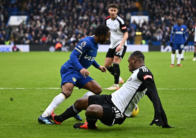 Raheem Sterling bị Issa Diop phạm lỗi, dẫn đến quả phạt đền Raheem Sterling bị Issa Diop phạm lỗi, dẫn đến quả phạt đền