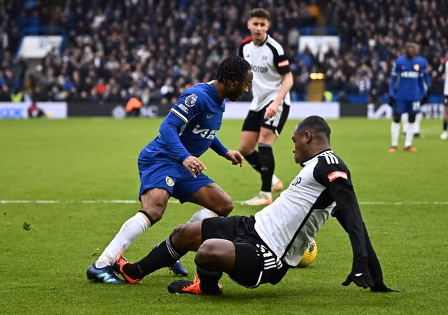 Raheem Sterling bị Issa Diop phạm lỗi, dẫn đến quả phạt đền